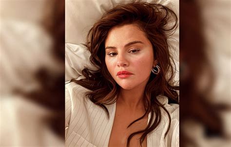 naked pictures of selena gomez|Selena Gomez Strips Down for Bathtub Photo During Paris Getaway